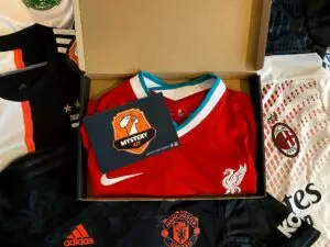 Mystery Box van Mystery Kit gevuld met een voetbalshirt