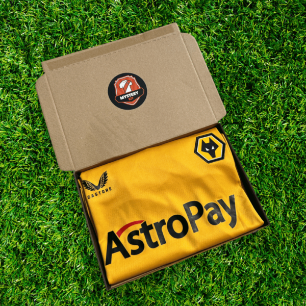 Een Standaard Box van Mystery Kit bevat een mystery voetbalshirt van een willekeurige voetbalclub.