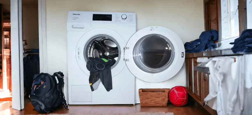 Een wasmachine gevuld met voetbalshirts.