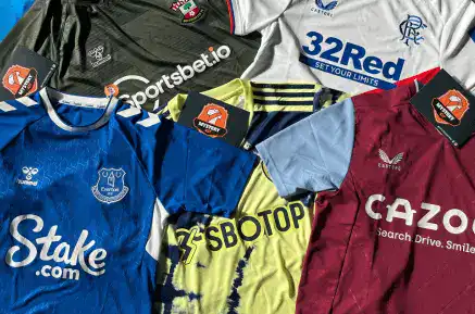 Een foto van Engelse voetbalshirts met een gokbedrijf als sponsor.