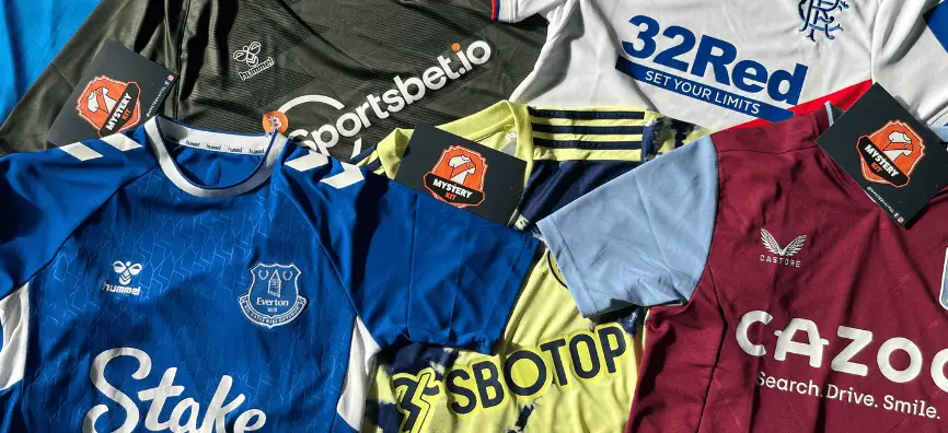 Een foto van Engelse voetbalshirts met een gokbedrijf als sponsor.