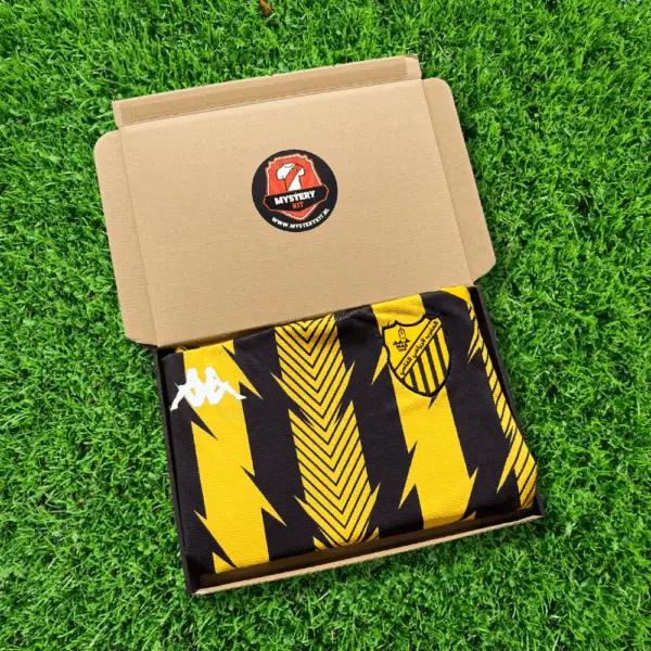 Geel-zwart voetbalshirt uit Mystery Kit box op gras