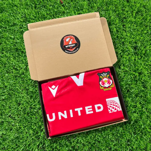 Mystery Kit box met rood Wrexham-voetbalshirt