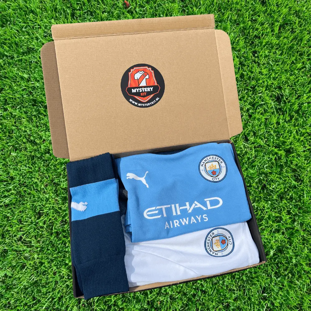 Manchester City uitshirt in Mystery Kit box op gras