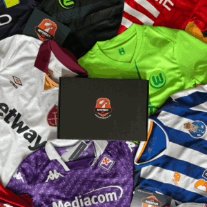 Mystery Kit doos met verschillende voetbalshirts van Europese clubs