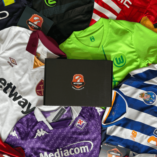 Mystery Kit doos met verschillende voetbalshirts van Europese clubs