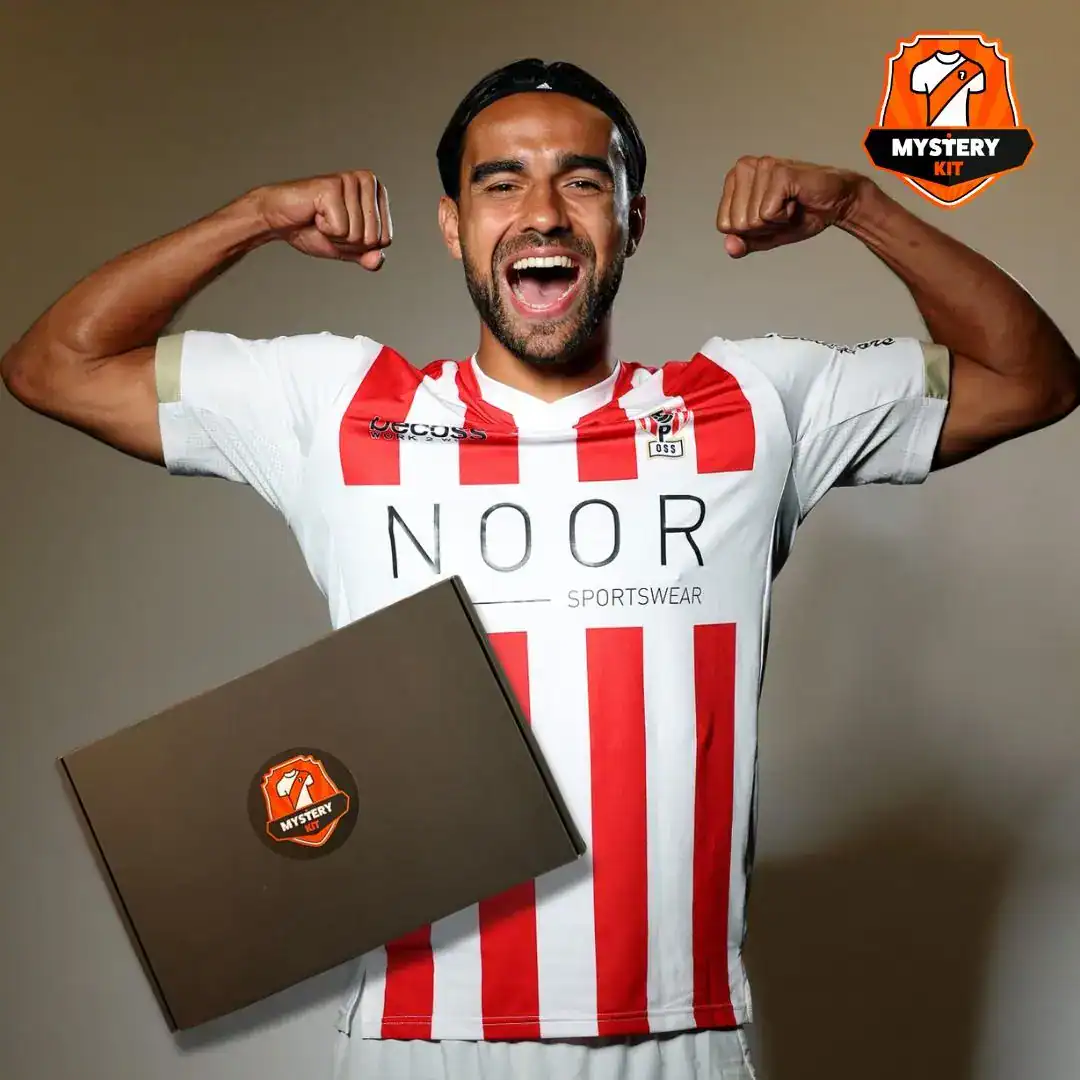 Mystery Kit zichtbaar op de LED-boarding langs het veld bij TOP Oss
