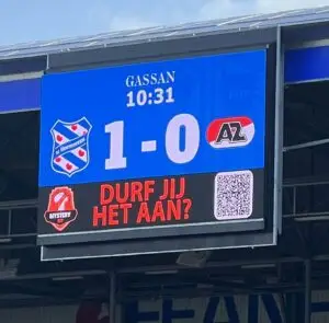 Mystery Kit zichtbaar op videowall tijdens thuiswedstrijd SC Heerenveen in het Abe Lenstra Stadion.