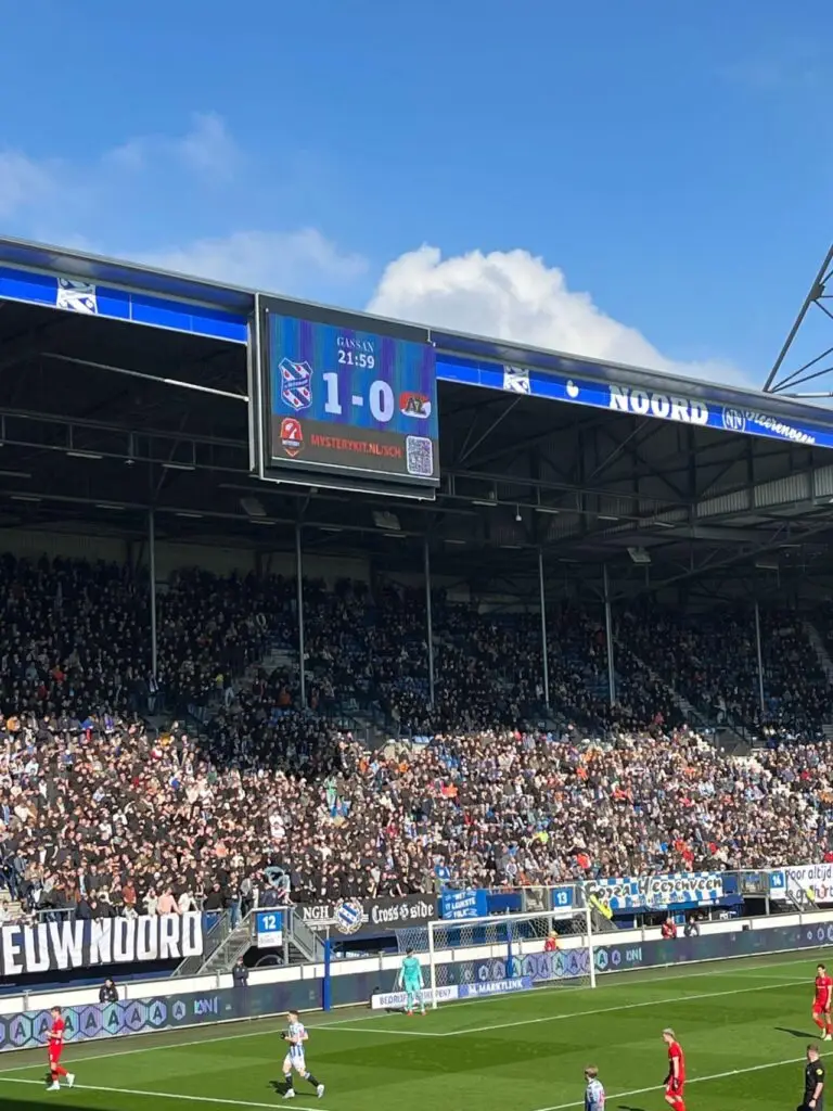 Mystery Kit zichtbaar op videowall tijdens thuiswedstrijd SC Heerenveen in het Abe Lenstra Stadion.