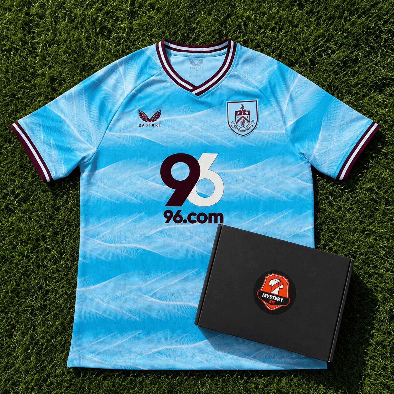 Engeland Box van Mystery Kit met een officieel mystery voetbalshirt van een Engelse club uit de Premier League, Championship, League One of League Two.