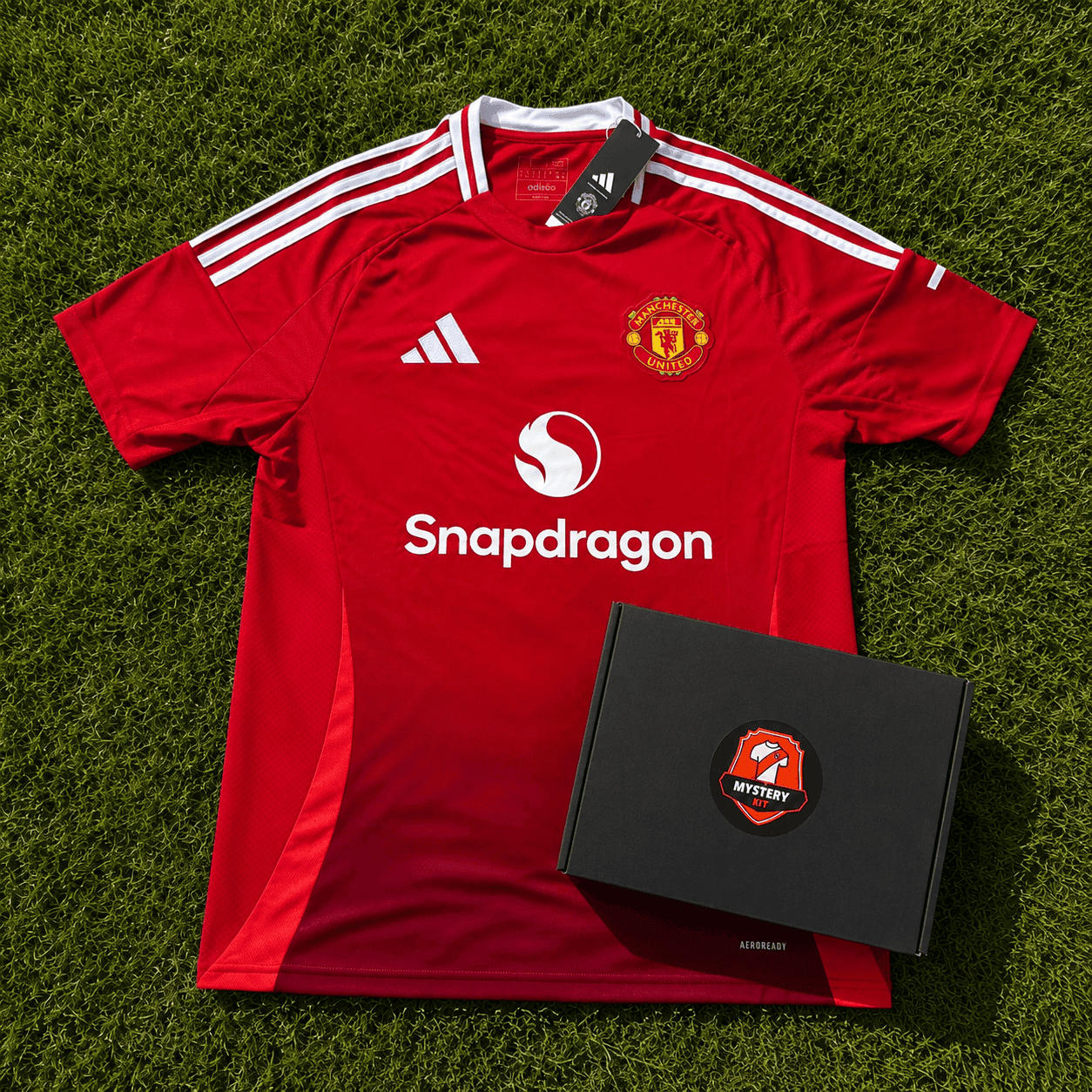 Engeland Box van Mystery Kit met een officieel mystery voetbalshirt van een Engelse club uit de Premier League, Championship, League One of League Two.