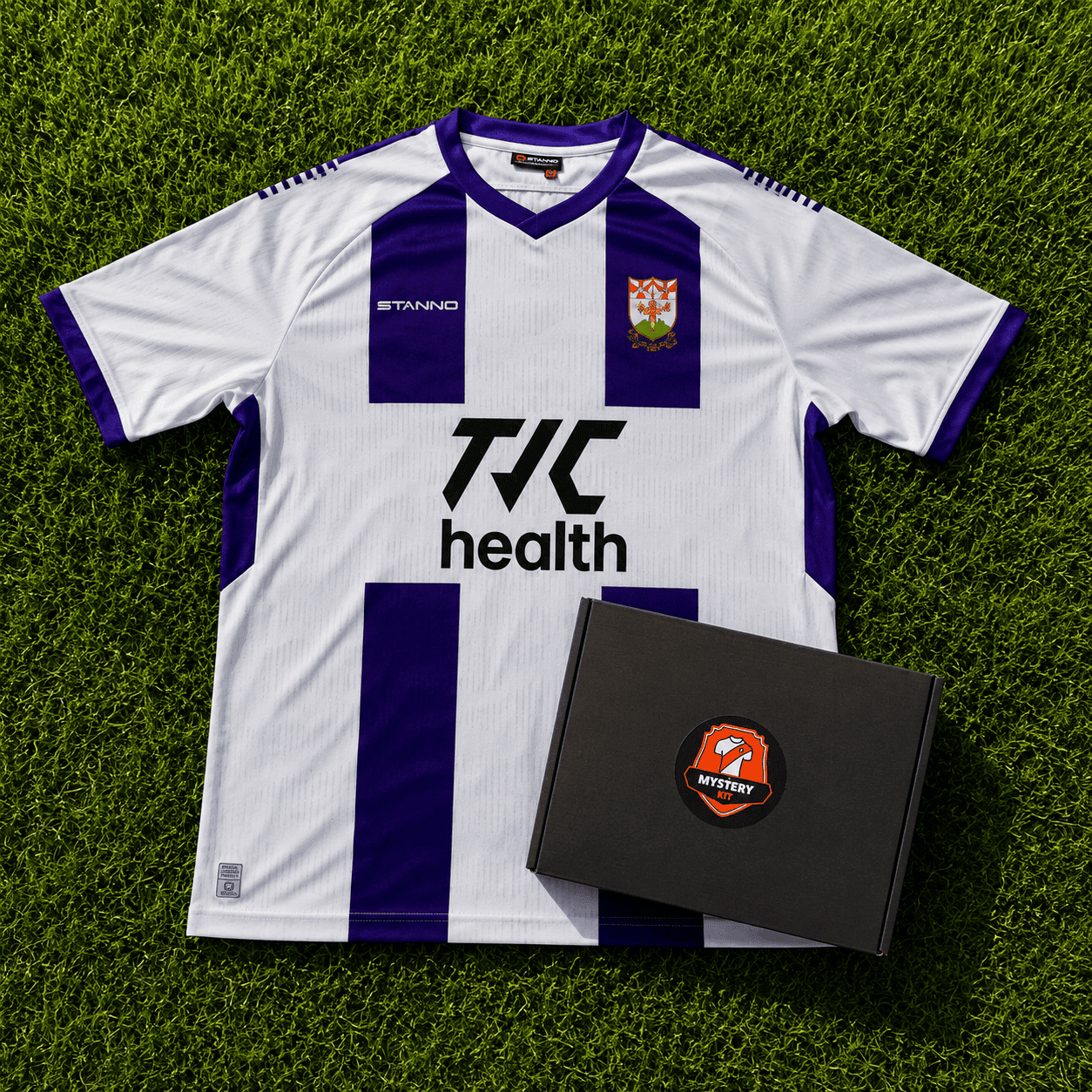 Engeland Box van Mystery Kit met een officieel mystery voetbalshirt van een Engelse club uit de Premier League, Championship, League One of League Two.
