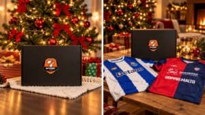 Mystery Kit kerstcadeau met voetbalshirts onder de kerstboom